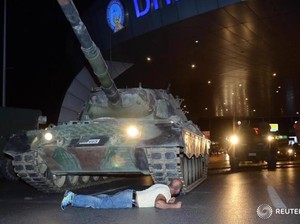 Saat Rakyat Turki Menolak Kudeta Militer: Berbaring di Jalan Siap Dilindas Tank