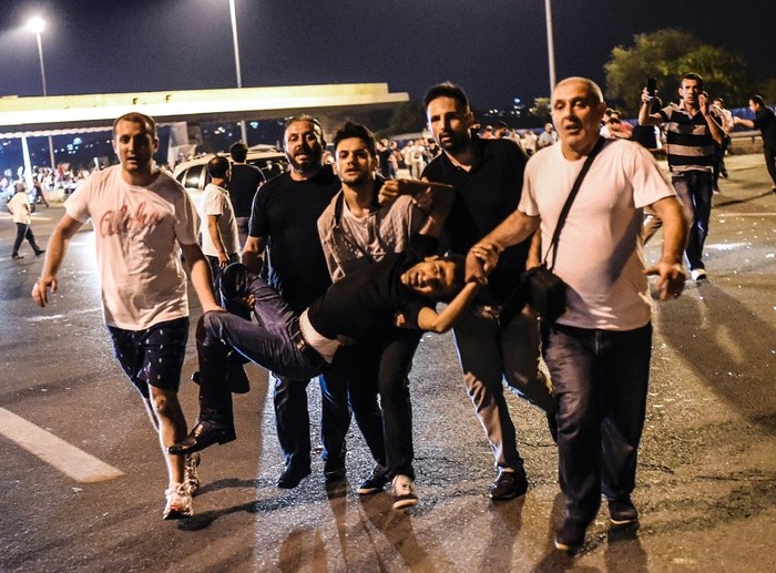 Tembakan Pihak Militer Turki Mengenai Orang yang Berkerumun di Istanbul