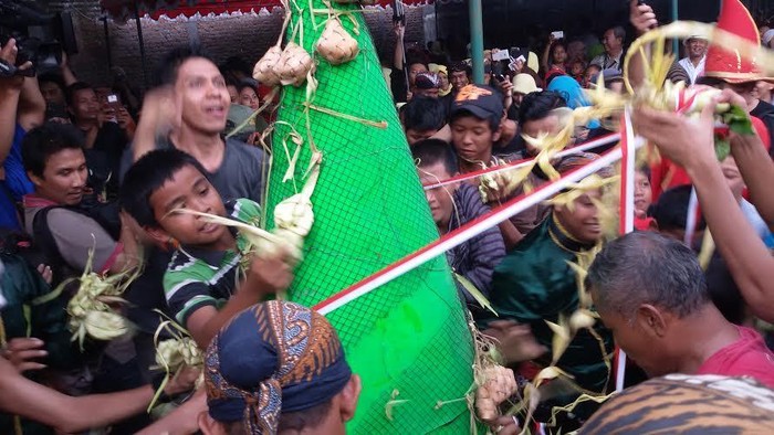 Tradisi Bakdo Kupat, Warga Yogya Berebut Ketupat Berisi Uang