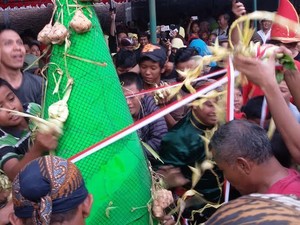 Tradisi Bakdo Kupat, Warga Yogya Berebut Ketupat Berisi Uang