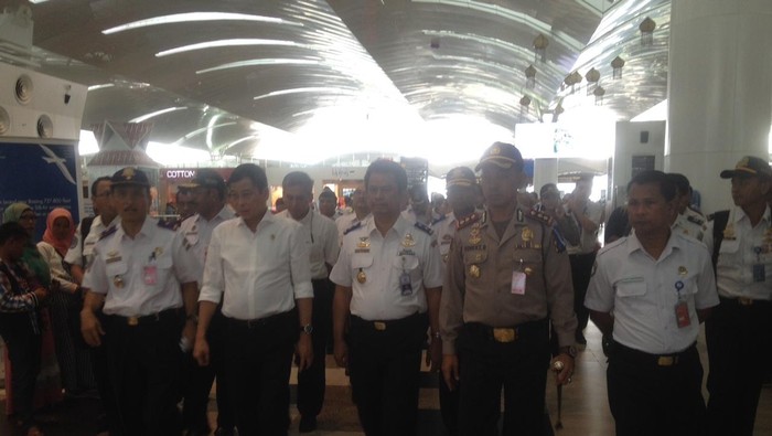 Tinjau Bandara Kualanamu, Menhub Minta Lampu Penerangan Terminal Diperbaiki
