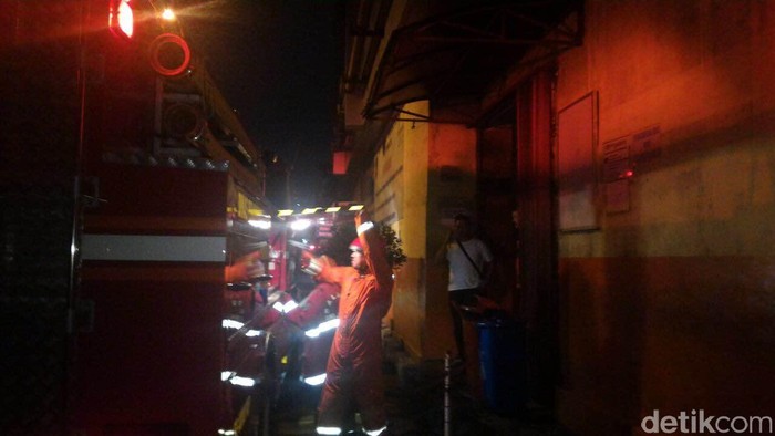 Dua Ruko Di Pasar Jatinegara Terbakar