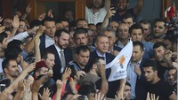 Belum diketahui siapa pemimpin kudeta. Presiden Erdogan sendiri sudah menyerukan perlawanan dan meminta rakyatnya turun ke jalan. REUTERS/Huseyin Aldemir