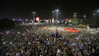 Jalanan di Turki mulai dipadati masyarakat yang menyerukan menolak kudeta. Reuters/Huseyin Aldemir
