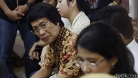 Seto juga menuntut pertanggungjawaban pihak RS yang selama ini menggunakan vaksin palsu. Anak-anak korban vaksin palsu harus mendapat penanganan lanjutan.