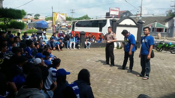 Begini Pengawalan Polisi untuk Suporter Persib dari Karawang Hingga ke Bandung