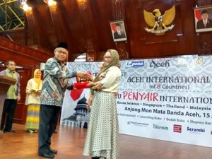 Gubernur Aceh Luncurkan 27 Buku Puisi Saat Pembukaan Temu Penyair 8 Negara