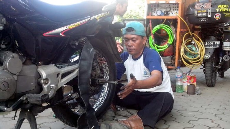 Ini Waktu yang Ideal Ganti Ban Motor Anda