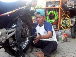 Kasturi Tukang Tambal Ban Panggilan 24 Jam di Yogya