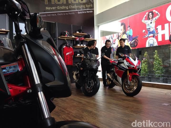 Surabaya - Honda Motor terus mengembangkan showroom Big Wing untuk memenuhi kebutuhan pecinta moge. Kini Surabaya menjadi kota ke 7 dealer Big Wing yang diharapkan makin memuaskan konsumen moge.