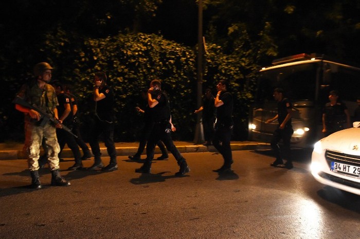 Massa Turki Turun ke Taksim Square Istanbul, Militer Terus Berkeliaran