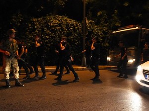 Massa Turki Turun ke Taksim Square Istanbul, Militer Terus Berkeliaran