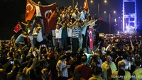 Sambil membawa bendera Turki, masyarakat melakukan protes. Reuters