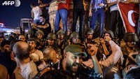 Beberapa tentara merespons dengan melakukan penembakan senjata ke atas. Reuters