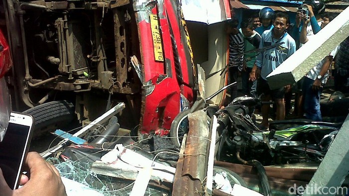 Bus Trans Semarang Tabrak Pangkalan Ojek, Penumpang Luka-luka