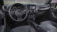 Wrangler edisi ultah ini mendapatkan tampilan spesial yang memberikan karakter unik. Foto: Jeep