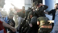 Para tentara yang menyerahkan diri sempat menjadi sasaran kemarahan warga. Murad Sezer/Reuters/detikFoto.