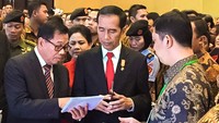 Asmawi Syam (kiri) menjelaskan kesiapan BRI sebagai bank persepsi dalam program Amnesti Pajak kepada Presiden Jokowi seusai acara sosialisasi Amnesti Pajak di Surabaya, Jumat (15/7/2016). Ist/Fajar Pramono/Humas BRI.