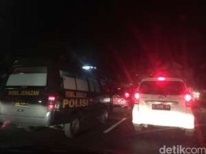 Lalin Macet Parah Jelang Lokasi Tabrakan Bus dengan Truk di Jalur Pantura Batang