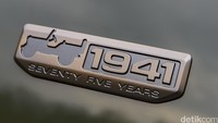 Jeep ini hadir dengan logo Jeep bewarna perunggu. Ada juga badge 1941 yang menggambarkan bahwa model ini merupakan Jeep edisi ultah ke-75. Foto: Jeep