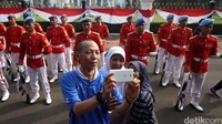 Mereka berseragam saat prosesi pergantian anggota yang bisa disaksikan oleh warga (Foto: Hasan Alhabshy)