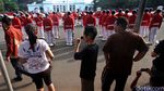 Warga Selfie dengan Paspampres Saat Pergantian Jaga
