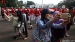 Warga Selfie dengan Paspampres Saat Pergantian Jaga