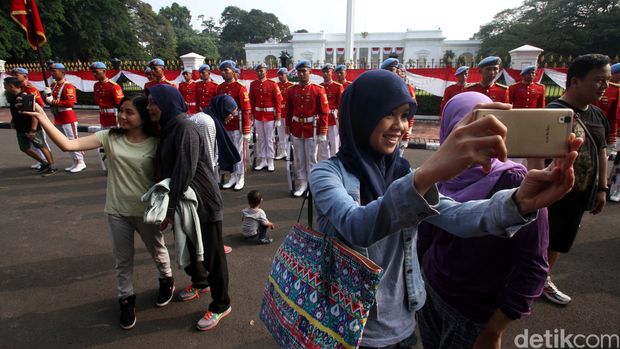 Serah terima jaga Paspampres digelar terbuka untuk warga. Momen ini dimanfaatkan warga untuk berfoto selfie