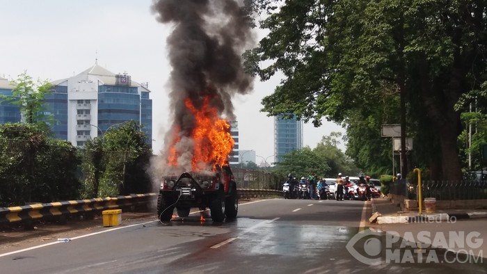 Mobil Terbakar di Kebagusan, Lalu Lintas Sempat Macet