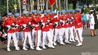 Prosesi serah terima jaga Paspampres diwarnai atraksi pengecekan senjata dan amunisi termasuk kerapihan seragam serta lempar senjata.