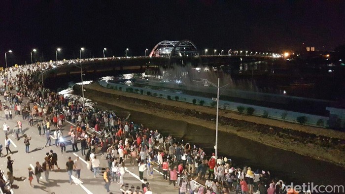 Warga Luar Kota Hingga Mahasiswi Luar Negeri Penasaran dengan Air Mancur Menari Surabaya