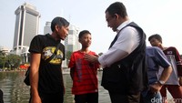 Mendikbud Anies Baswedan mengkampanyekan gerakan antar anak di hari pertama sekolah di acara car free day, Minggu (17/7/2016).