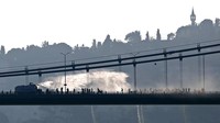 Sebelum menyerah, tentara Turki yang memblokade jembatan Bosphorus sempat ditembaki water cannon. Murad Sezer/Reuters/detikFoto.