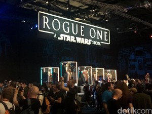 Ratusan Fans Rela Antre Demi Lihat Kostum Rogue One: A Star Wars Story