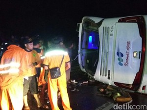 BNPB: 6 Orang Meninggal, 42 Luka-luka Akibat Tabrakan Bus dan Truk di Batang