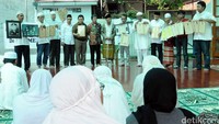 Warga menunjukkan piagam penghargaan yang diterima orang tua mereka.