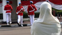 Regu baru menempati pos jaga.