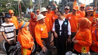 Anies berkeliling kawasan car free day untuk mengkampanyekan gerakan antar anak di hari pertama sekolah.