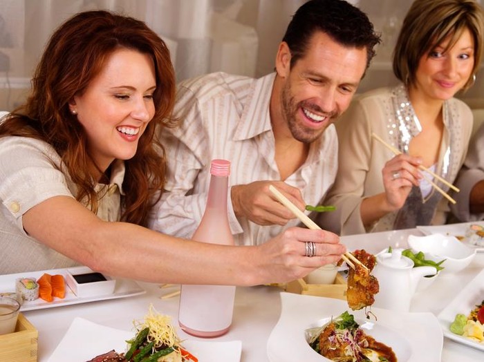 Diajak Makan di Luar Rumah Saat Sedang Program Turun Bobot? Begini Triknya