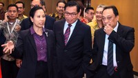 Menteri BUMN Rini Soemarno juga menghadiri Sosialisasi Amnesti Pajak. Dia tampak berbincang dengan Dirut Bank BRI Asmawi Syam (tengah) dan Direktur Utama BTN Maryono (kanan).