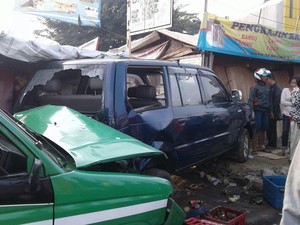 Angkot Tabrak Warung di Serpong, 4 Warga Terluka