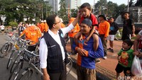 Mendikbud Anies Baswedan menyapa pengunjung car free day.