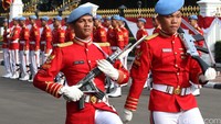 Pasukan Pengamanan Presiden (Paspampres) menggelar acara serah terima jaga di depan Istana Merdeka.