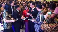 Presiden Jokowi yang didampingi Ibu Negara Iriana mendengarkan penjelasan tentang kesiapan BRI sebagai bank persepsi dalam program Amnesti Pajak. Ist/Fajar Pramono/Humas BRI.