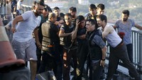 Polisi mengamankan tentara yang terlibat upaya kudeta di jembatan Bosphorus. Murad Sezer/Reuters/detikFoto.