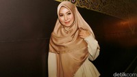 Puput tampil dengan hijab syari berwarna coklat. Pool/Gus Mun/detikFoto