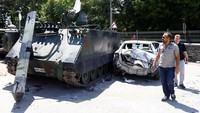 Tank yang rusak saat kudeta berlangsung masih teronggok di sudut jalan Kota Ankara. REUTERS/Osman Orsal.
