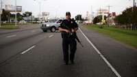 Polisi berjaga di sekitar lokasi penembakan. Saat ini salah satu pelaku telah ditembak mati polisi. Sementara pelaku lainnya masih diburu. Joe Penney/Reuters/detikFoto.
