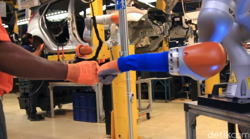 Di kehidupan moderen, peran robot semakin diperlukan untuk membantu aktivitas manusia. Seperti yang terjadi di pabrik mobil Ford di Kln, Jerman.