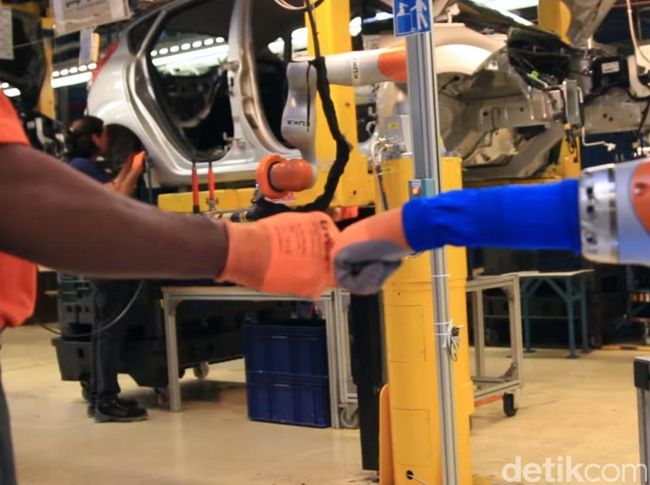 Saat Manusia dan Robot Berduet Membuat Mobil Saat Manusia dan Robot Berduet Membuat Mobil
